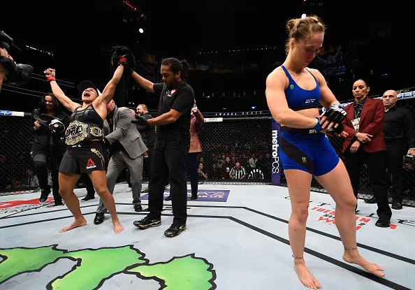 AMANDA Nunes comemora vitória sobre Ronda. FOTO: Josh Hedges/Zuffa LLC/Zuffa LLC via Getty Images