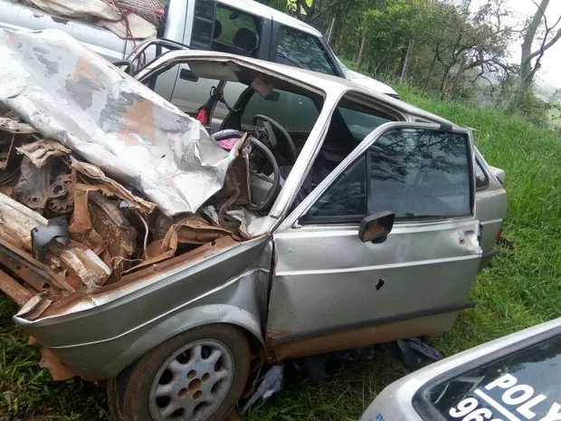 Carro em que estavam a vereadora e o filho dela ficou destruído. Foto: PRE / Divulgação