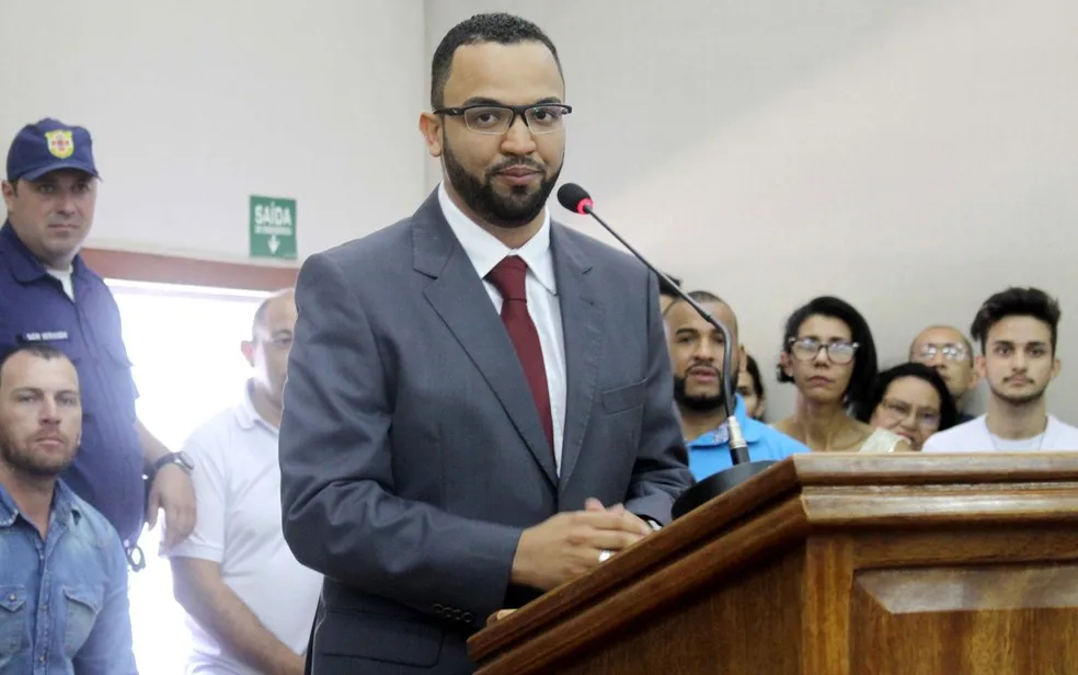 O vereador Hugo Prado toma posse como presidente da Câmara Municipal e prefeito de Embu das Artes (Foto: Everaldo Silva/Futura Press/Estadão Conteúdo)