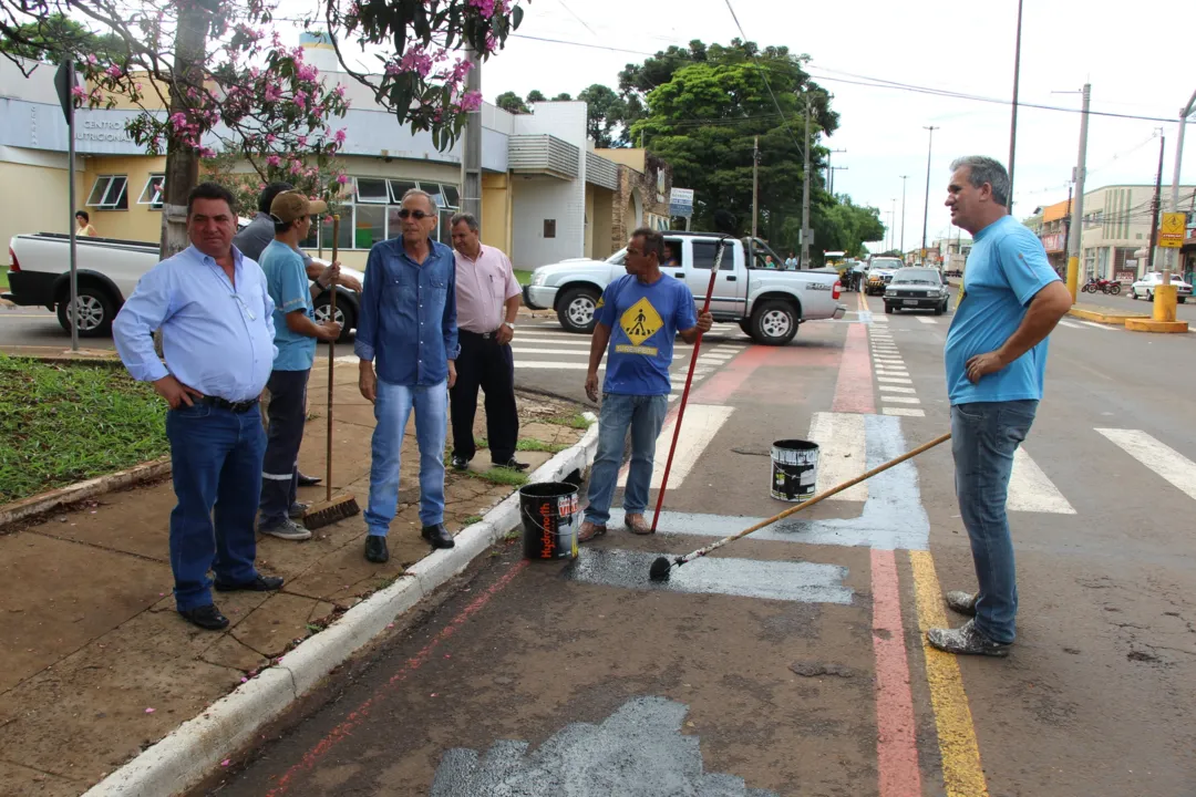 Prefeito e vice-prefeito acompanharam as alterações feitas no trânsito de Arapongas. (Foto - Assessoria de imprensa)