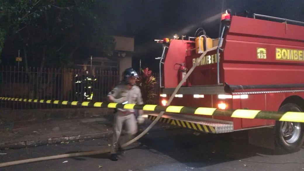  trabalho do Corpo de Bombeiros foi ágil e intenso para debelar as chamas Foto: José Luiz Mendes