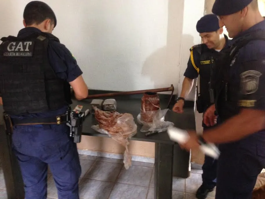 Guardas municipais checam quantidade de maconha apreendida - Foto: Divulgação/GM