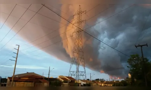 
						
							Fotos de nuvem funil em Londrina circulam na internet
						
						