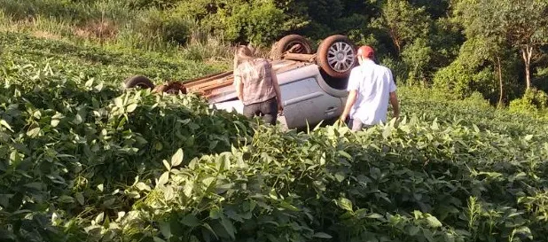Carro capotou no meio de uma plantação de soja. Foto: Blog do Berimbau