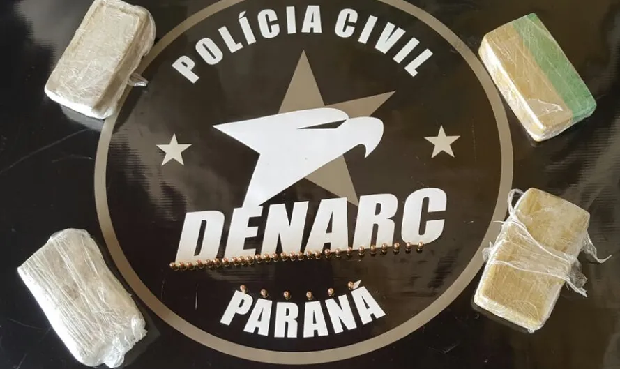 Quatro quilos de crack e mais de 30 munições de calibre 380 foram apreendidos pela Denarc em Londrina. Foto: Divulgação 
