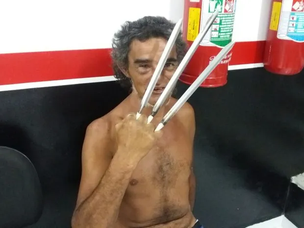 Homem usou garras de 25 cm para ameaçar e atacar os policiais  em Peruíbe (SP) - Foto: G1