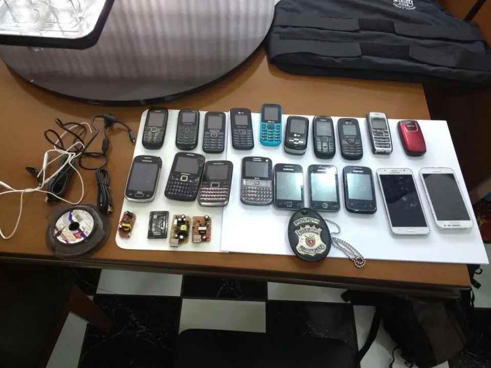 Policia impediu que os celulares fossem entregues aos detentos do minipresidio de Apucarana. Foto: José Luiz Mendes