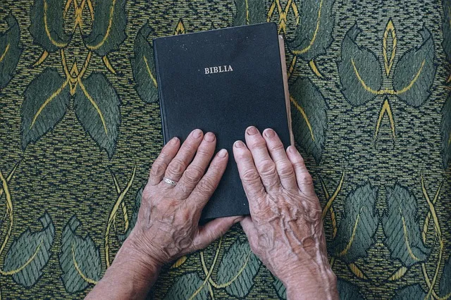 Suspeito assaltou livraria evangélica, ganhou uma Bíblia, se arrependeu e pediu perdão - Foto: Pixabay