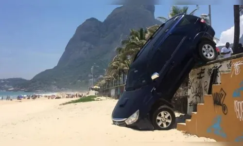 
							Carro de filho de Marcello Novaes e Letícia Spiller cai em praia do Rio
						
						