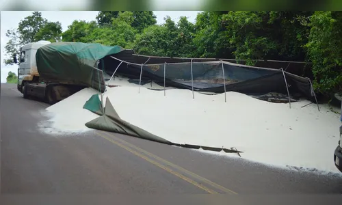 Carreta com placas do Paraguai derruba carga de arroz