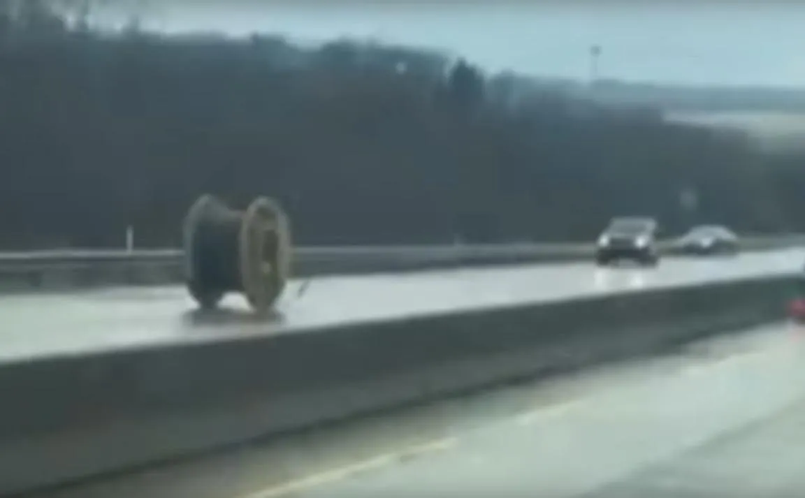 Ao cair, o rolo gigante ganhou aceleração e ameaçou a segurança dos outros motoristas - Foto: Reprodução You Tube