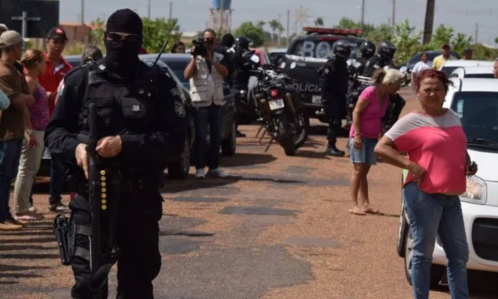 Policiais em frente à Penitenciária , em Roraima - Rodrigo Sales/Agência O Globo 