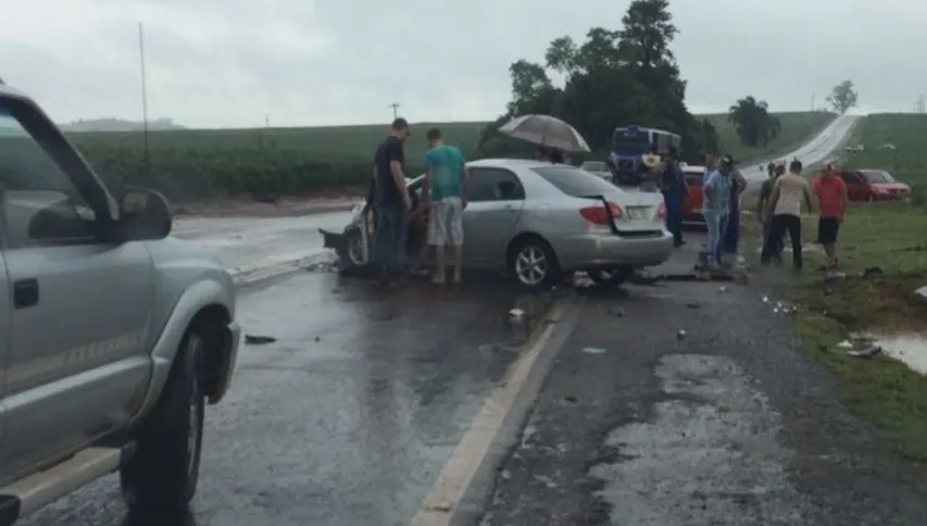 Chovia muito no momento do acidente e van teria derrapado na pista molhada. Foto: Marechal News 