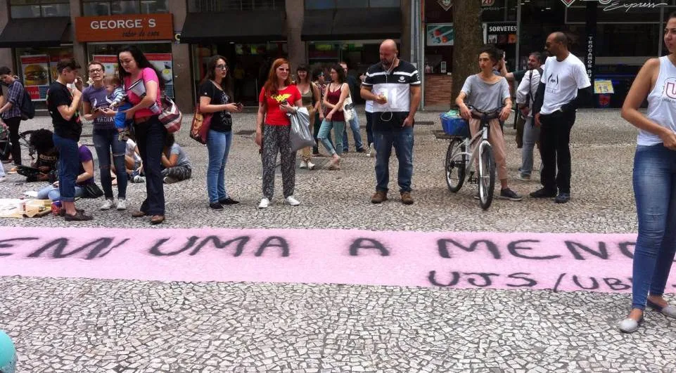 Em Curitiba, Marcha das Vadias protesta contra feminicídio - Foto: Elisa Rossato / Rede Massa/MassaNews
