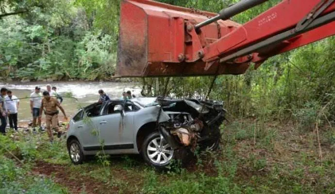 Jogador de futebol morre ao cair com carro de ponte no Paraná - Foto: PRF