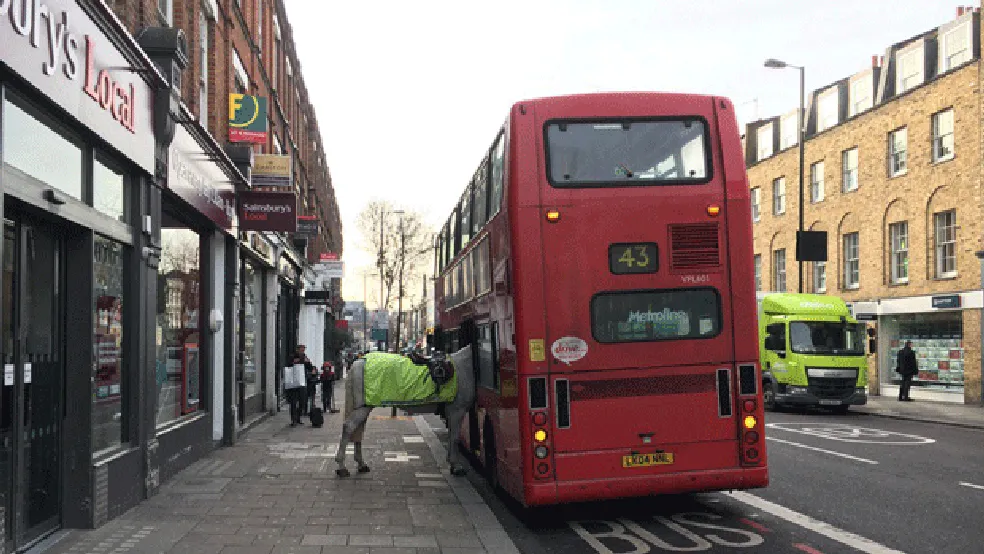 Britânico flagra cavalo 'embarcando' em ônibus em Londres (Foto: Simon Crowcroft /Twitter)