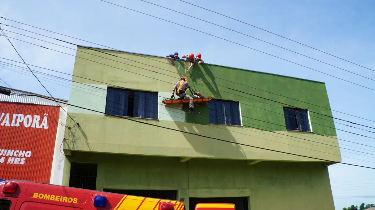 Vítima foi resgatada pelo Corpo de Bombeiros. (Foto - Ivan Maldonado)