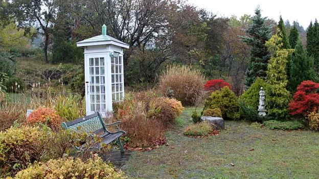 O Telefone do Vento, usado para falar com que já partiu, foi instalado em um belo e tranquilo jardim para as pessoas expressarem suas emoções Foto: ALESSIA CERANTOLA/BBC