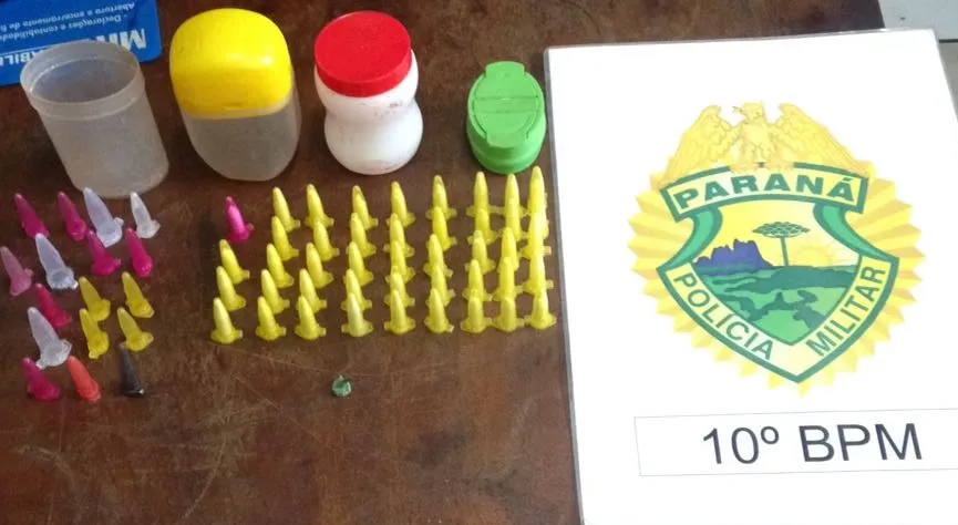 PM apreendeu 44 pinos de cocaína, 17 pinos plásticos vazios, e uma pedra de crack - Foto: PM/Divulgação