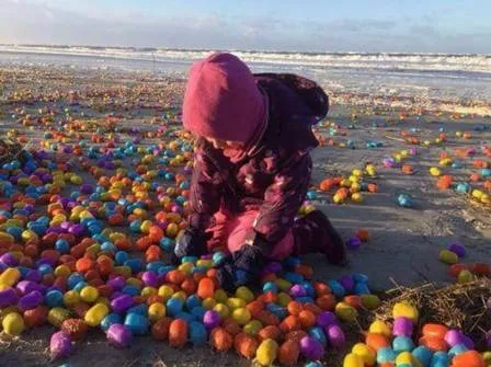  O prefeito liberou que crianças pegassem quantos brinquedos quisessem na praia Foto: Reprodução/Twitter