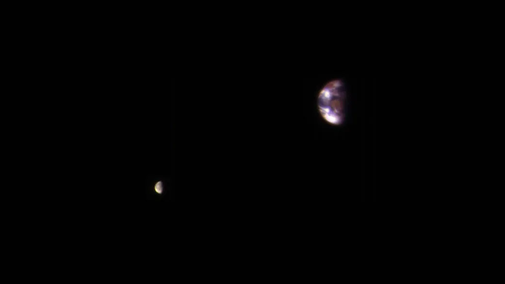 A Terra e a Lua ficam a 205 milhões de quilômetros de distância do Planeta Vermelho - Foto: NASA