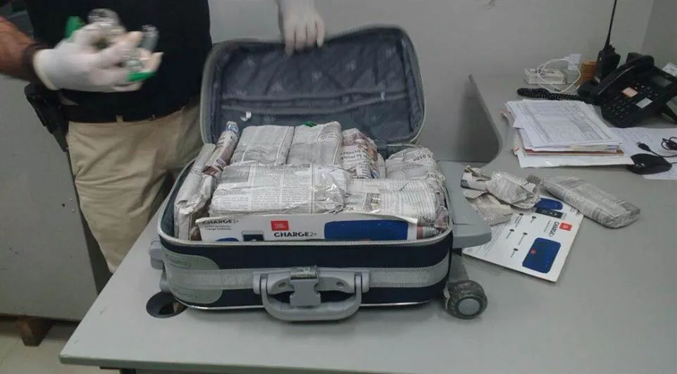 Nas malas foram localizados medicamentos proibidos, anabolizantes e lança-perfume - Foto: Valdir Bezerra/Rede Massa