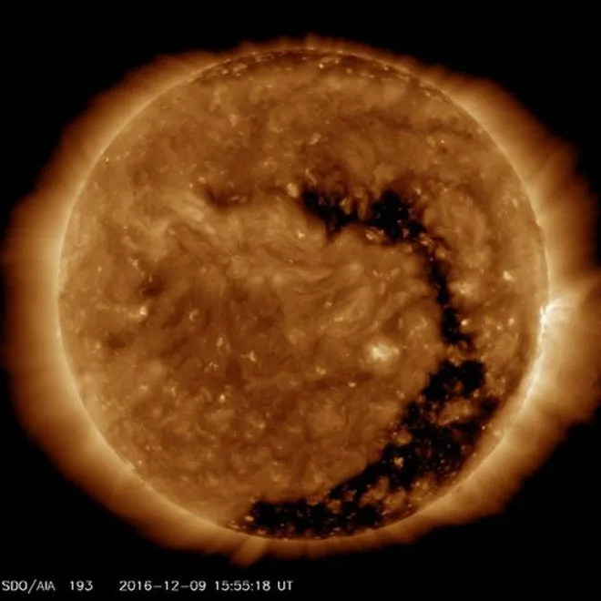 Cientistas detalham que fenômeno ganha forma através de áreas abertas do campo magnético do Sol - Foto: Divulgação/NASA