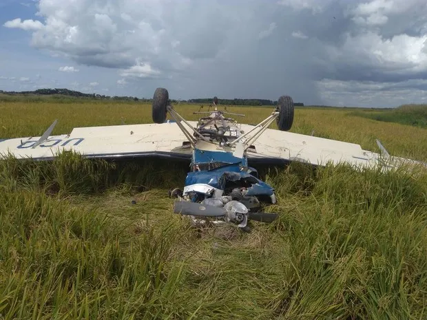Aeronave monomotor caiu em Querência do Norte, no noroeste do Paraná, com 60 quilos de cocaína (Foto: Polícia Militar/Divulgação)