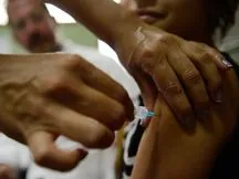Vacinação contra HPV começa no público masculino