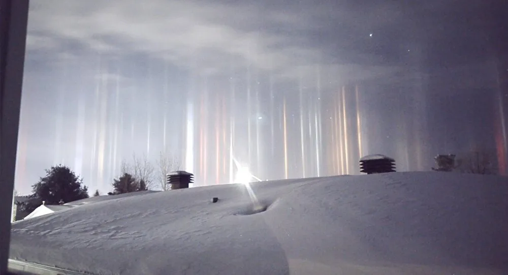 Cientistas explicam que o surgimento das colunas luminosas é causado pela reflexão da luz  - Foto: Reprodução You Tube