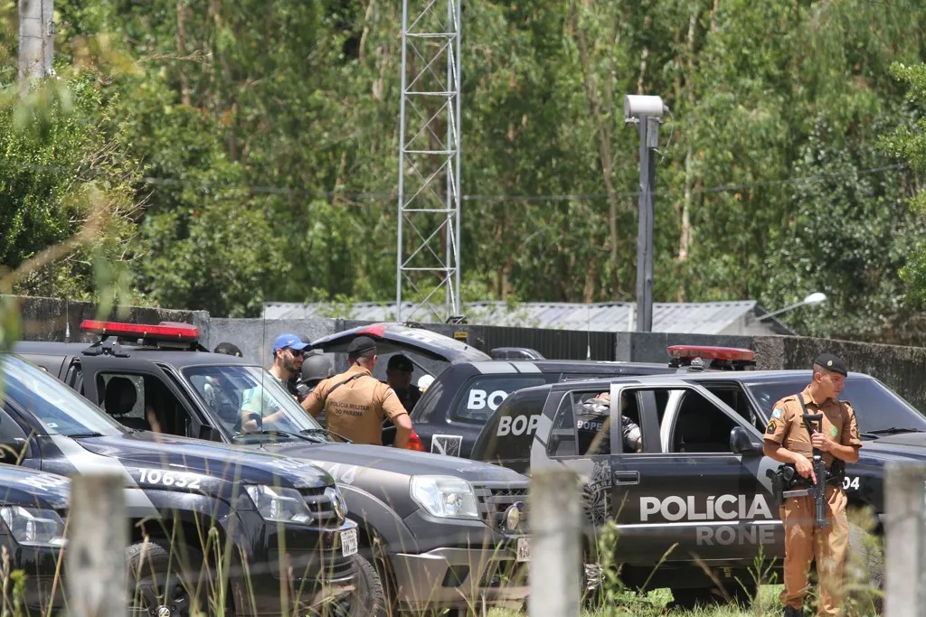  Policiais de prontidão nas imediações da PEP 1 - Foto: Gerson Klaina/Tribuna do Paraná