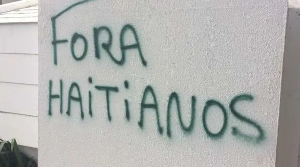 Frase foi escrita no muro de um estabelecimento no centro da cidade. (Foto - Reprodução/Catve)