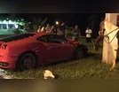 Ferrari invade rotatória e atinge poste em Londrina