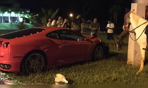Ferrari invade rotatória e atinge poste em Londrina