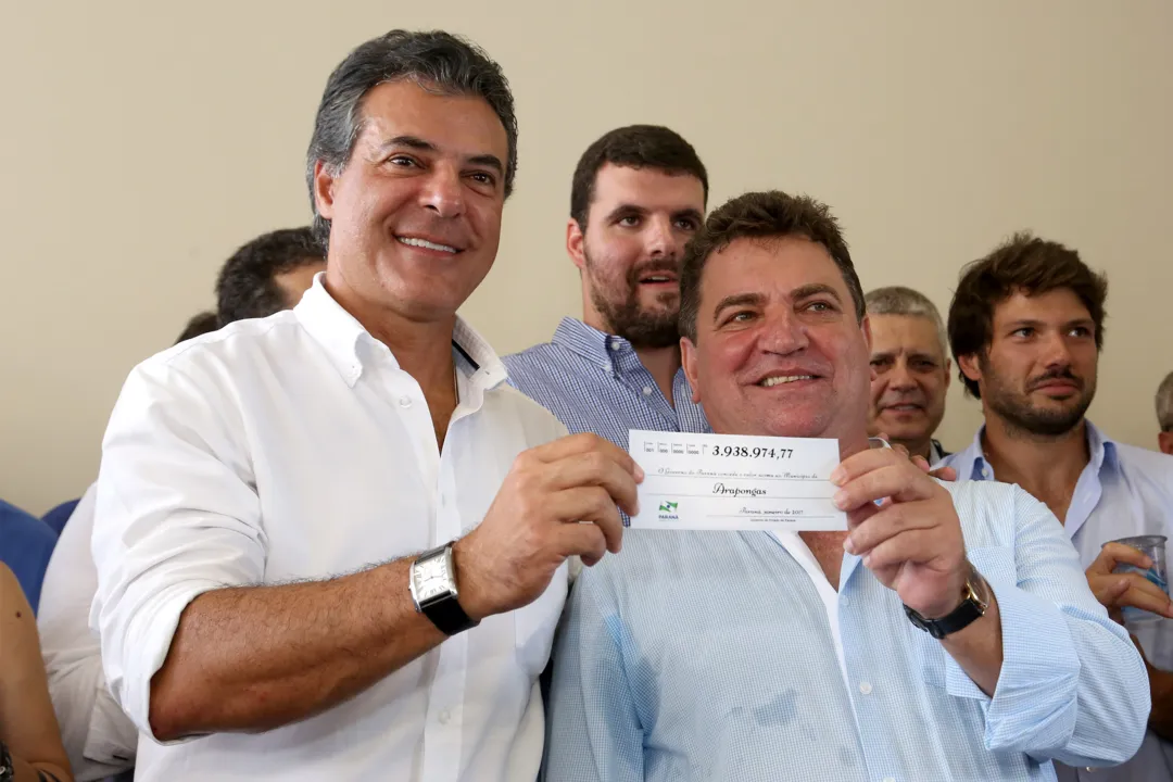  Governador Beto Richa durante anúncio de recursos para Arapongas, ao lado do prefeito Sérgio Onofre - Foto: Divulgação