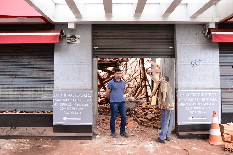 Telhado desabou durante as obras de reforma da loja. (Foto - Delair Garcia)
