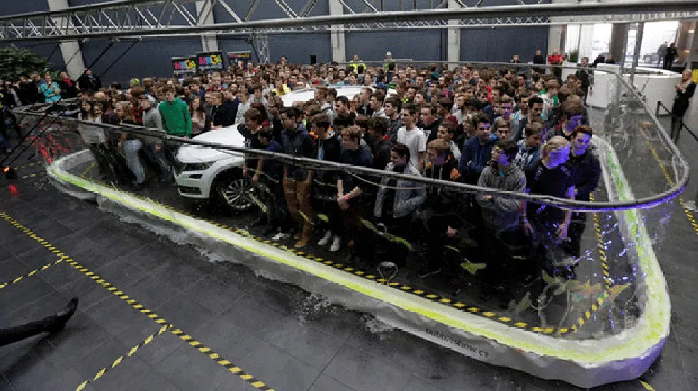 Bolha de sabão gigante englobou 275 pessoas e carro e quebrou recorde na República Tcheca  - Foto: David W Cerny/Reuters