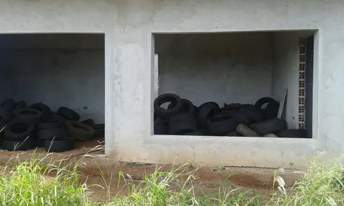 Proprietário é notificado por descarte irregular de dezenas de pneus usados