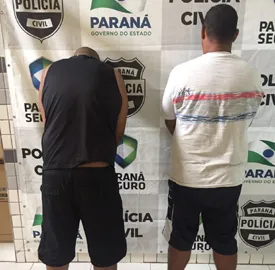  Dupla de irmãos suspeitos de roubo foi levada à Delegacia de Paranaguá - Foto: Polícia Civil
