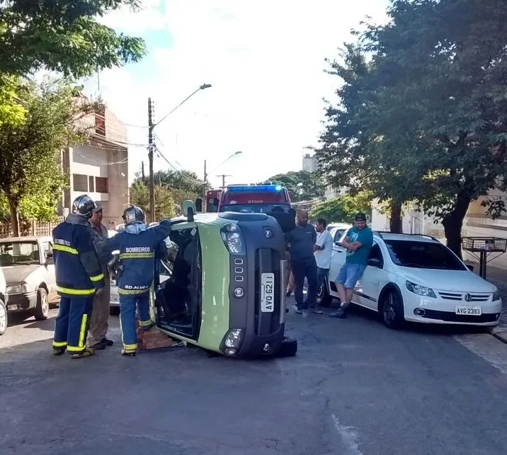 Motorista do Fiat Uno placas AVQ perdeu controle do carro, que capotou - Foto: Reprodução/RTV Canal 38