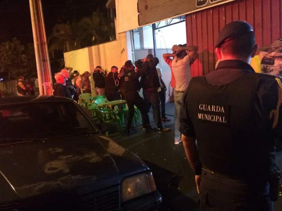 Quatro pessoas acabaram presas e três veículos foram apreendidos durante a AIFU - Fotos: Carvalho da GM de Arapongas