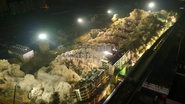 Demolição de 19 edifícios em implosão de 10 segundos em Wuhan, na China Foto: China Stringer Network/Reuters
