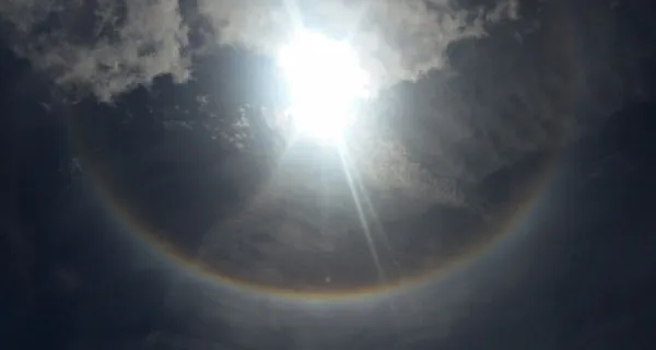 Um fenômeno chamado de ‘halo solar’ despertou a atenção de veranistas no Litoral do Paraná - Foto: Internauta  Juliana Kulibaba Lozano/Banda B