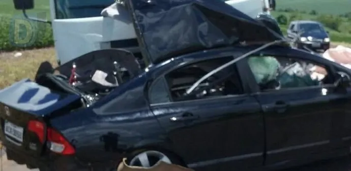 Honda Civic com placas de Londrina colidiu com caminhão: dois mortos - Foto: UmuaranaNews