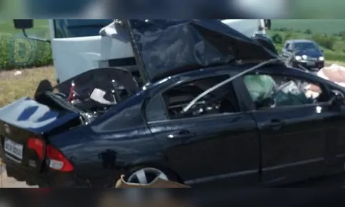 Dois jovens morrem em colisão de carro com caminhão na PR-323