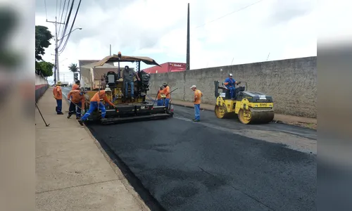Rua do Parque Industrial recebe recapeamento asfáltico 