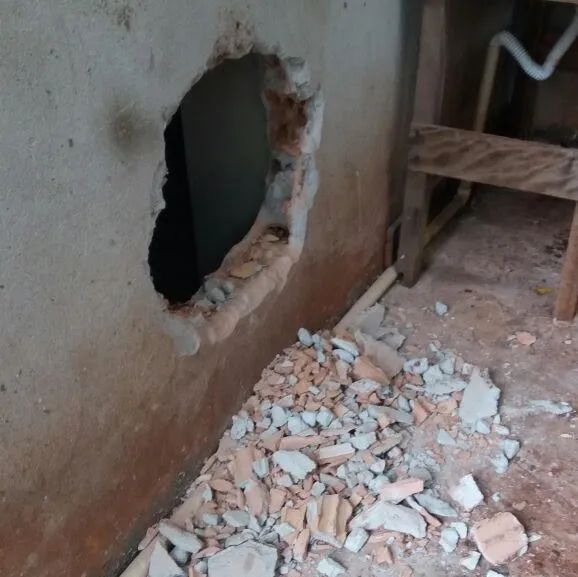 Bandidos abriram um buraco na parede e tiveram acesso ao interior do estabelecimento. (Foto - reprodução/whatsapp)