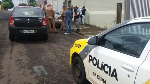 Momento em que a PM prendia suspeitos de integrar quadrilha de estelionatários - Foto: Eliandro Piva