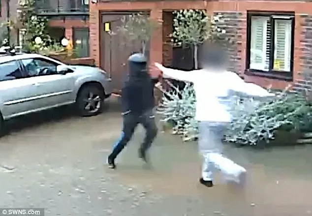 Apesar de um dos homens empunhando um 'tchaco', o homem lutou com ele durante o ataque - Foto: Reprodução/Daily Mail