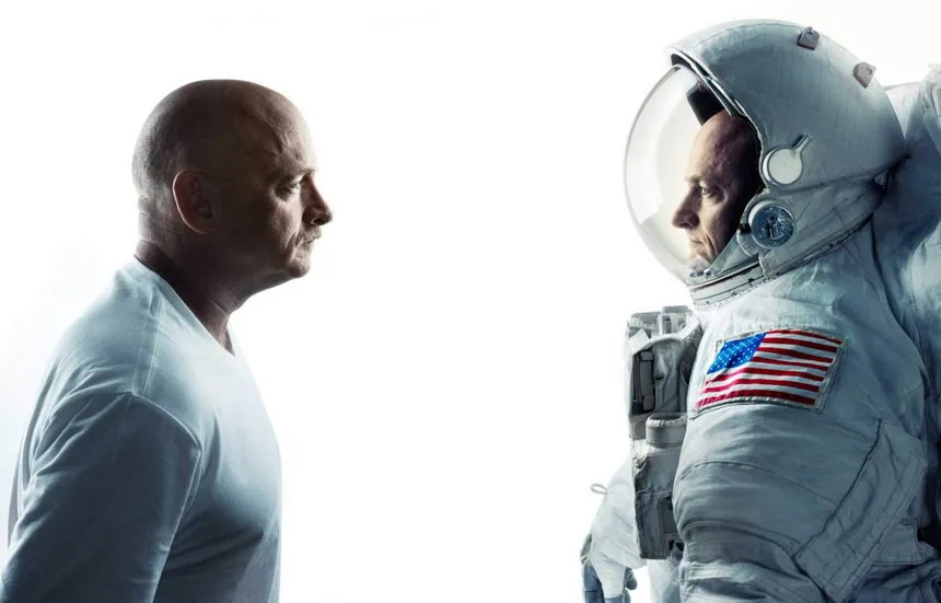 Mark, à esquerda, ficou em Terra, já seu irmâo gêmeo Scott permaneceu 340 dias no espaço - Foto: NASA